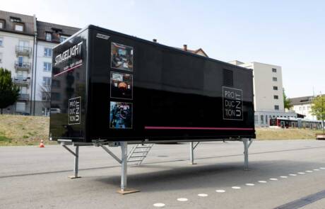 habluetzel-referenz-stagelight-container-klimaanlage-aussen habluetzel-referenz-stagelight-container-aussenansicht-klimaanlage