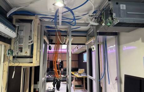habluetzel-referenz-stagelight-container-klimaanlage-umbau-2 habluetzel-referenz-stagelight-container-klimaanlage-umbau-innen-mit-kabel